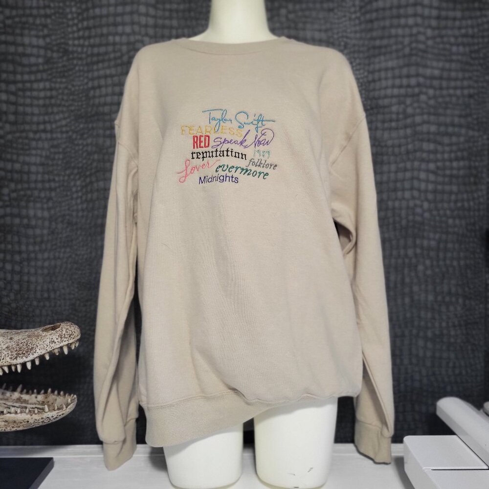 TAYLOR SWIFT ALBUM TITLE EMBROIDERED SWEATER (FRUIT OF LOOM UNISEX MED) - GUC